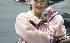 男同桌把我的奶罩扒了亲我的胸